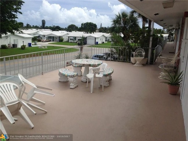 2851 E Golf Blvd, Unit 204 in Pompano Beach, FL - Foto de edificio - Building Photo