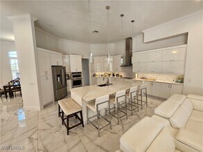 8122 Wilshire Lakes Blvd in Naples, FL - Foto de edificio - Building Photo