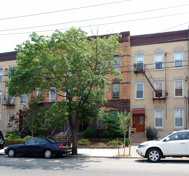 2406 Palisade Ave in Weehawken, NJ - Foto de edificio - Building Photo