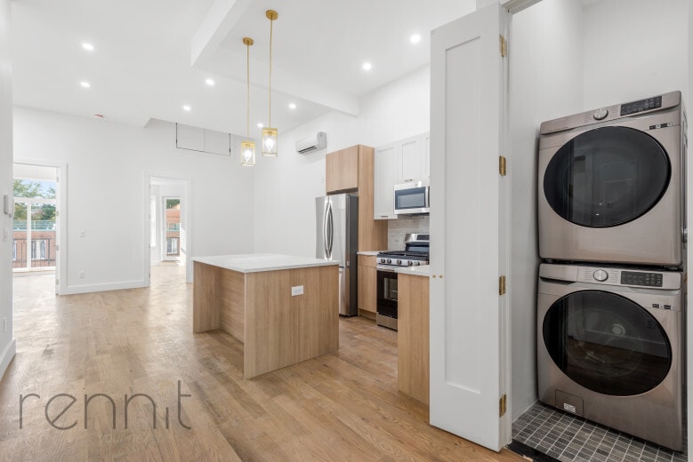 996 Decatur St, Unit 996 Decatur St in Brooklyn, NY - Building Photo