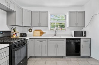 10 Park Manor Ct in Glen Cove, NY - Building Photo - Building Photo