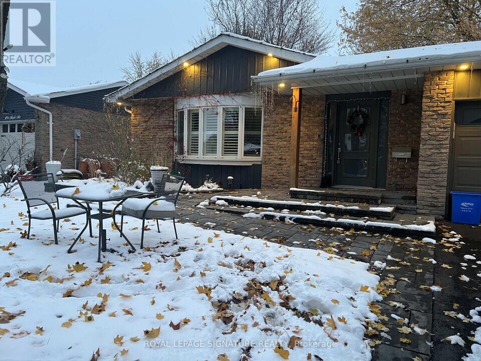 890 Maple Ave in Milton, ON - Building Photo