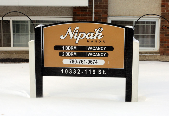 Nipak Manor in Edmonton, AB - Building Photo - Building Photo