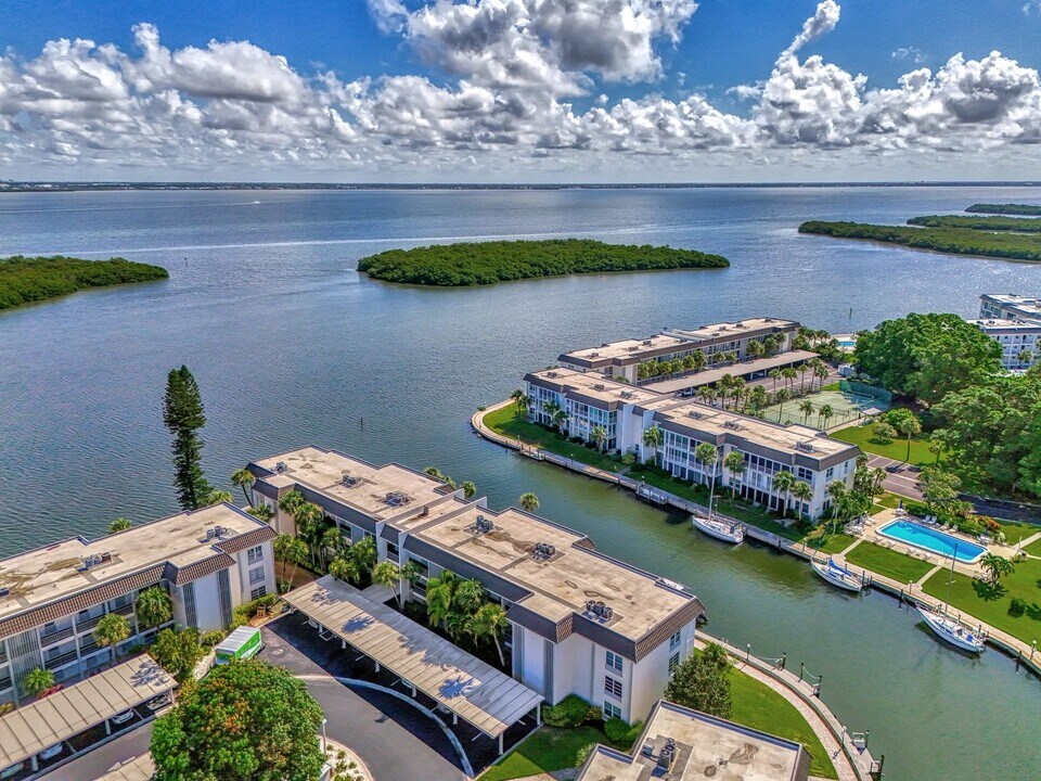 4410 Exeter Dr in Longboat Key, FL - Building Photo