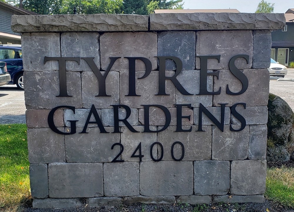 Typres Gardens in Newberg, OR - Foto de edificio