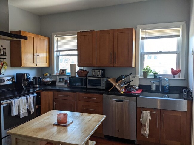 42 Belknap St, Unit 2 in Somerville, MA - Building Photo - Building Photo