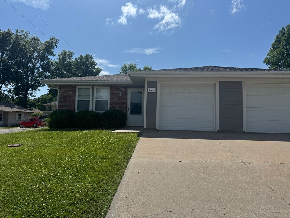 120-122 E Cornhill St in Cameron, MO - Building Photo