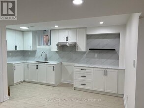 4 Gillett Dr in Ajax, ON - Building Photo - Building Photo