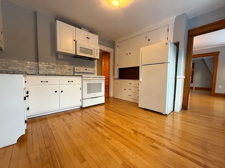 58 Oxford St N, Unit 2 in Auburn, MA - Foto de edificio