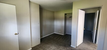 1504 NE Vine St in Madras, OR - Foto de edificio - Building Photo