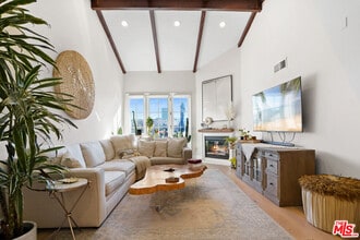 10618 Woodbridge St-Unit -304 in Los Angeles, CA - Foto de edificio - Building Photo