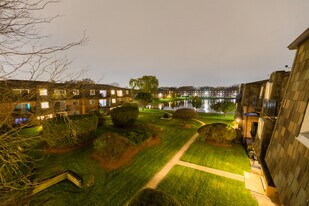 9397 Bay Colony Dr in Des Plaines, IL - Building Photo