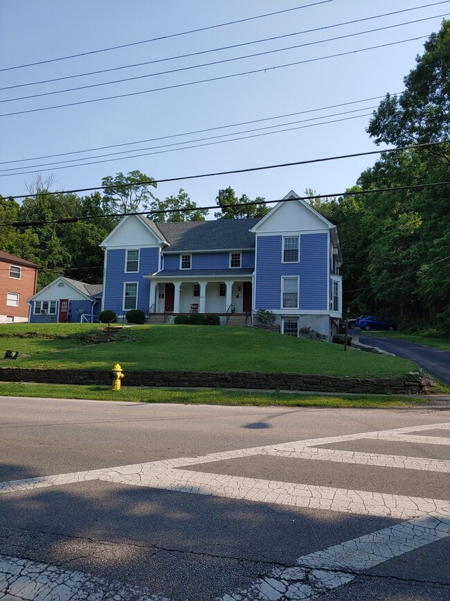 613 Garfield Ave, Unit #2 in Milford, OH - Foto de edificio - Building Photo