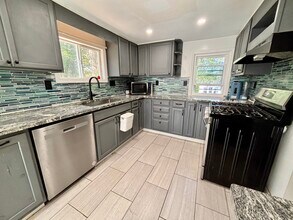 27 Eastside Dr in Ballston Lake, NY - Foto de edificio - Building Photo