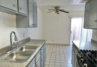 3518 Villa Knolls N Dr in Las Vegas, NV - Building Photo - Building Photo