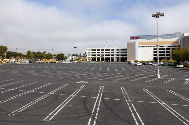 South Bay Social District in Redondo Beach, CA - Foto de edificio - Building Photo