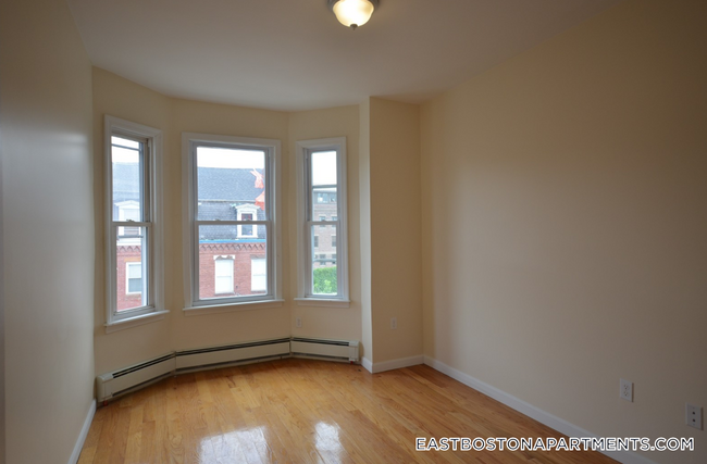 16 Chelsea St in Boston, MA - Building Photo - Building Photo