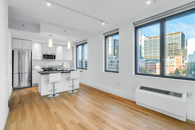 545 W 53rd St, Unit 4