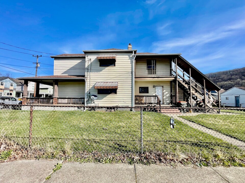 1704 4th Ave in Beaver Falls, PA - Building Photo