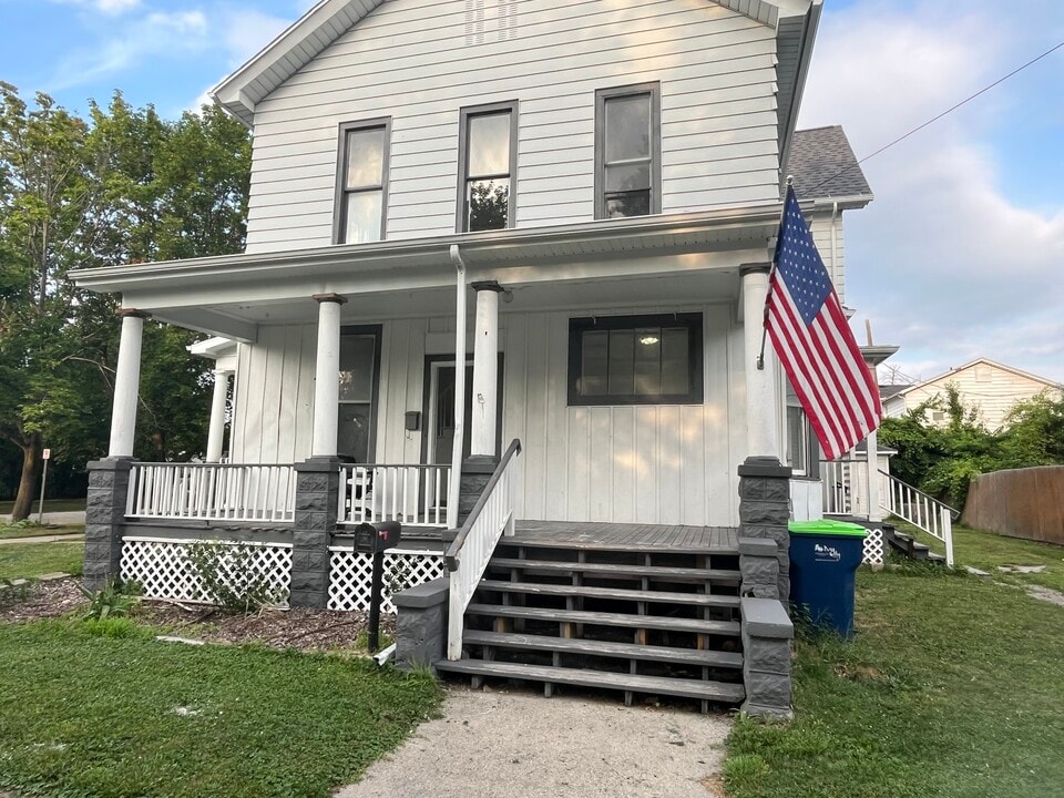 816 N Sheridan St, Unit 816 Corner unit in Bay City, MI - Foto de edificio