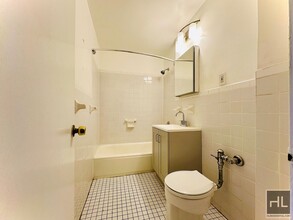 720 Pelham Rd in New Rochelle, NY - Building Photo - Building Photo