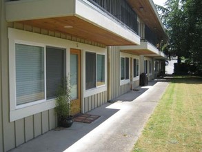 The Islander in Mercer Island, WA - Building Photo - Building Photo