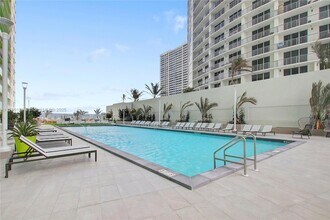 1756 N Bayshore Dr, Unit 37N in Miami, FL - Building Photo - Building Photo