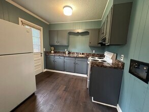 102 Robbins Ave, Unit 102B in Jamestown, NC - Building Photo - Building Photo