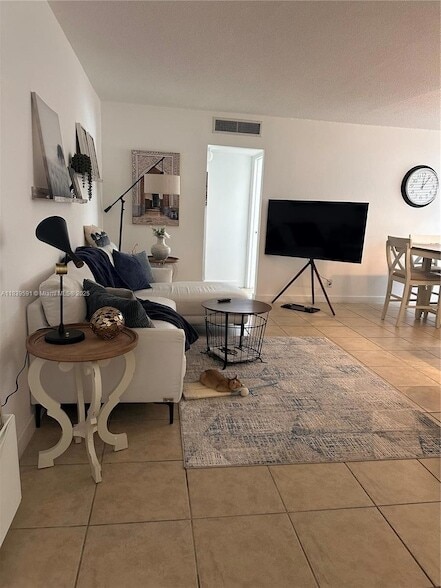 1100 NE 1st Ct, Unit 103 in Hallandale Beach, FL - Building Photo - Building Photo