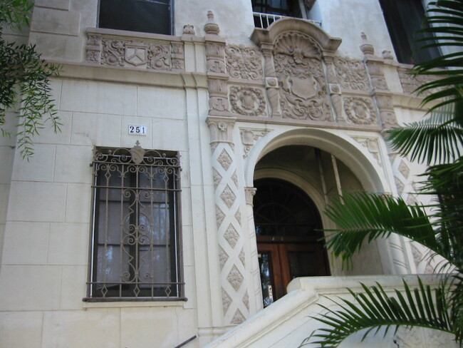 Marisol Apartments in Los Angeles, CA - Foto de edificio - Building Photo