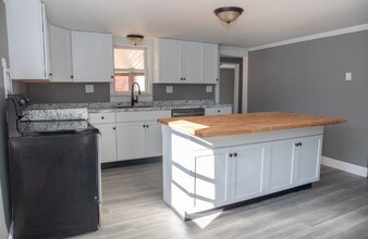 166 Plainville Ave in Farmington, CT - Building Photo - Building Photo