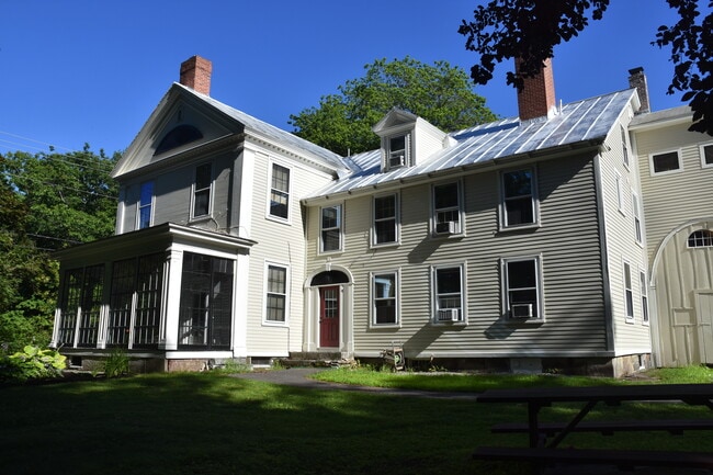 41 Main St, Unit Apt # A in Topsham, ME - Foto de edificio - Building Photo