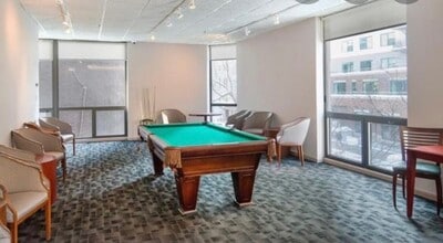70 W Huron St, Unit 2401 in Chicago, IL - Foto de edificio - Building Photo