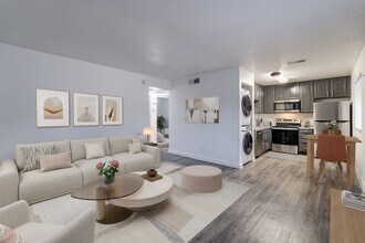 Montecito Apartments in Phoenix, AZ - Foto de edificio - Building Photo