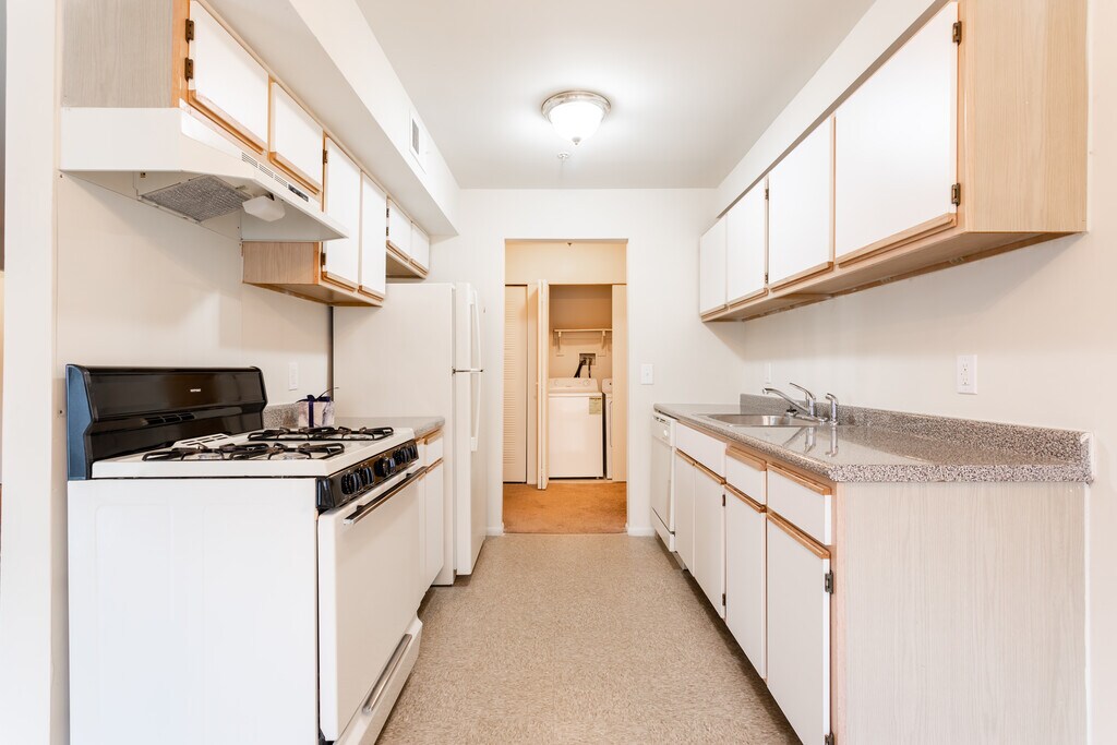 Village Court Apartments in Edison NJ ApartmentHomeLiving com Village Court Apartments in Edison NJ ApartmentHomeLiving com