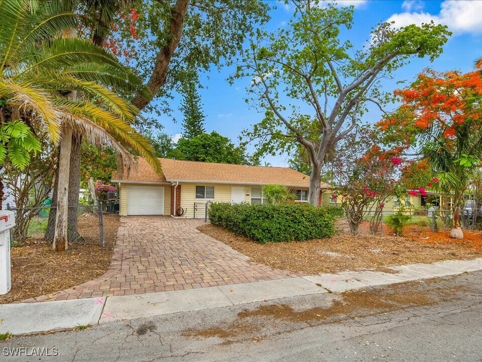 1320 Barbizon Ln in Naples, FL - Foto de edificio