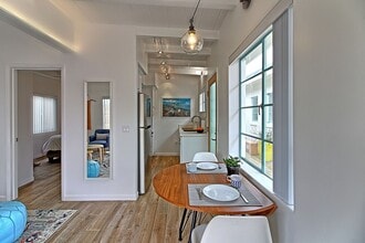 1076 S Seaward Ave in Ventura, CA - Building Photo - Building Photo