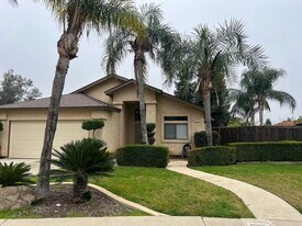 1275 W Kramer Ridge Rd in Reedley, CA - Building Photo