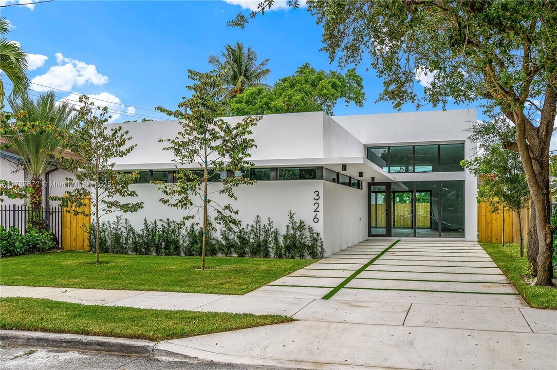 326 NW 40th St in Miami, FL - Building Photo