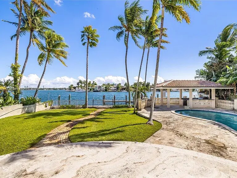 617 E Dilido Dr in Miami Beach, FL - Building Photo