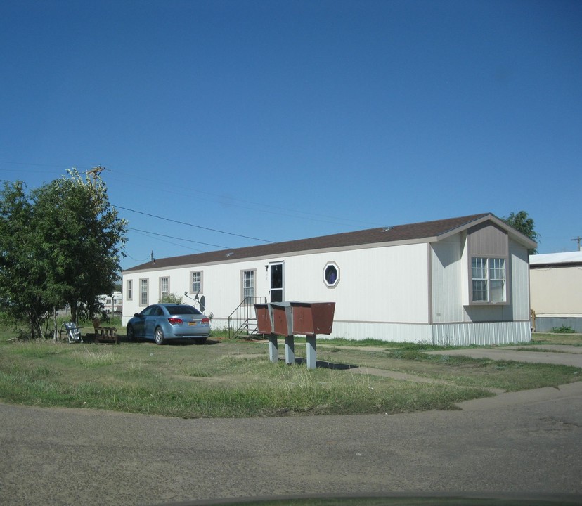 1002 W 2nd St in Liberal, KS - Building Photo