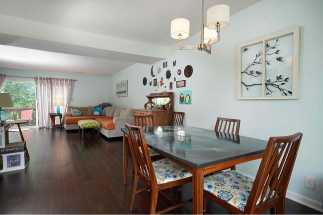 123 Oakwood Rd in Charleston, WV - Foto de edificio - Building Photo