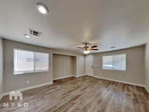 8152 Finch Feather St in Las Vegas, NV - Foto de edificio - Building Photo