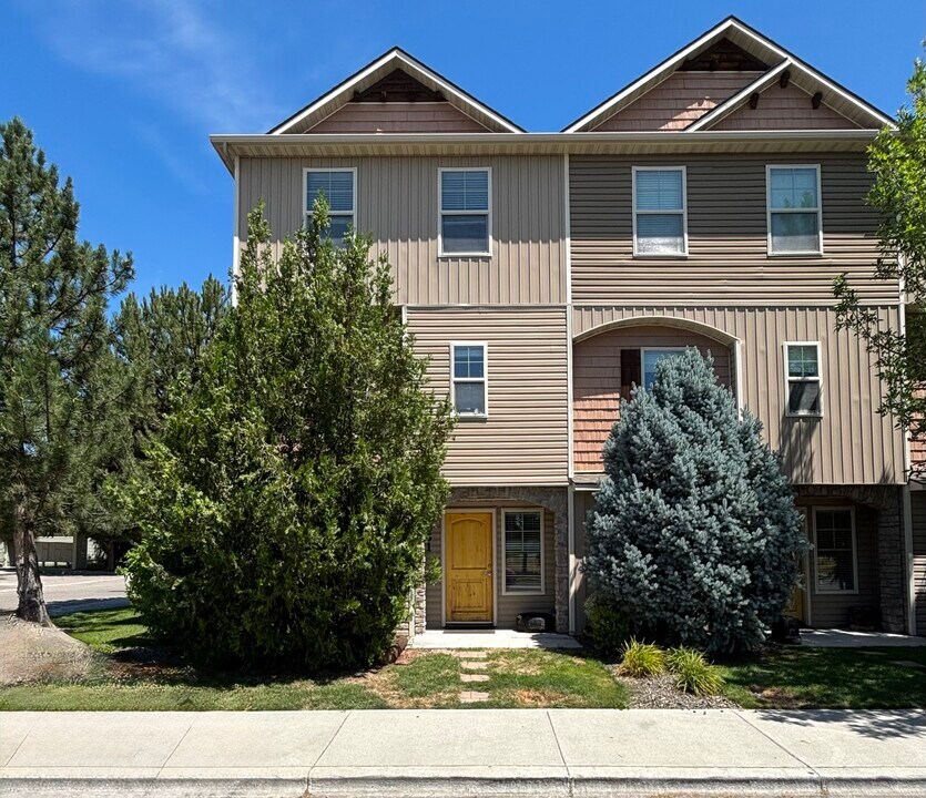 8861 W Pine Valley Ln in Boise, ID - Building Photo