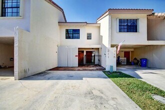 211 NW 45th Ave in Deerfield Beach, FL - Building Photo - Building Photo