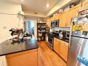 12 Bickford Ave, Unit 2 in Boston, MA - Foto de edificio - Building Photo