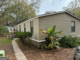 215 Lynn Dr in St. Marys, GA - Building Photo