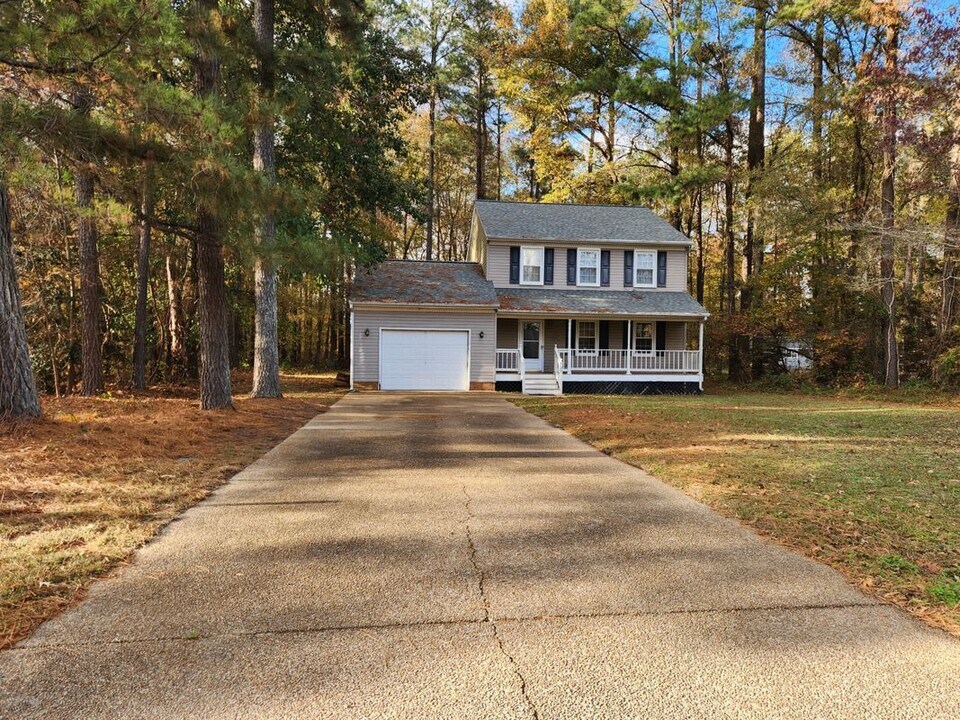 27 Braxton Dr in Aylett, VA - Foto de edificio