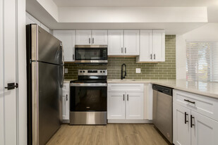 Beautiful Fully Renovated, Gated Community! in Phoenix, AZ - Building Photo