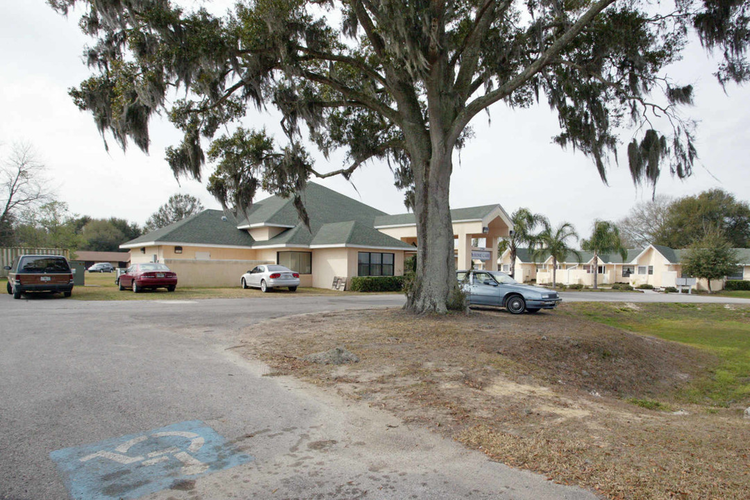 37052 Clinton Ave in Dade City, FL - Foto de edificio